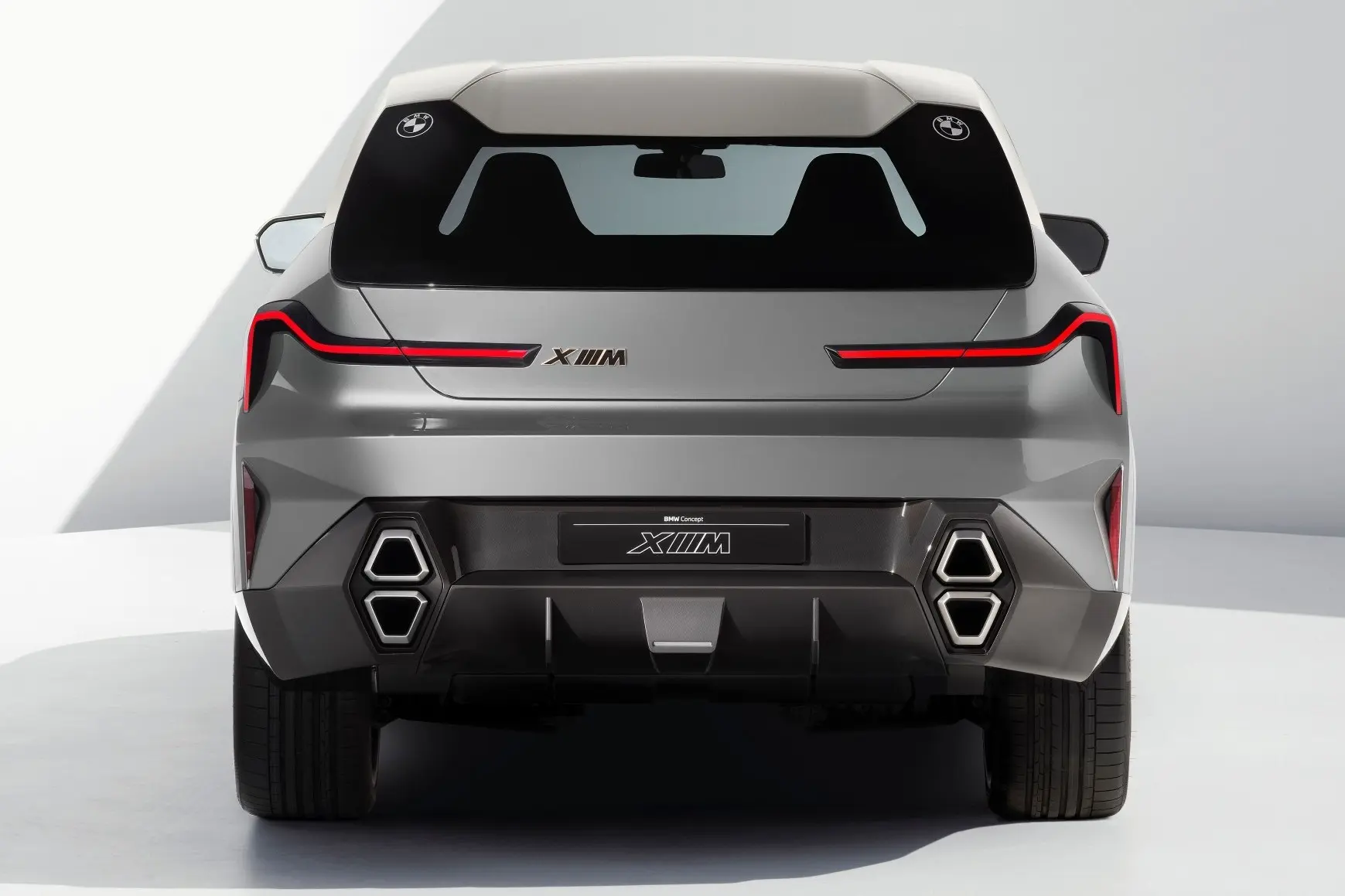 BMW Concept XM luces y tecnología