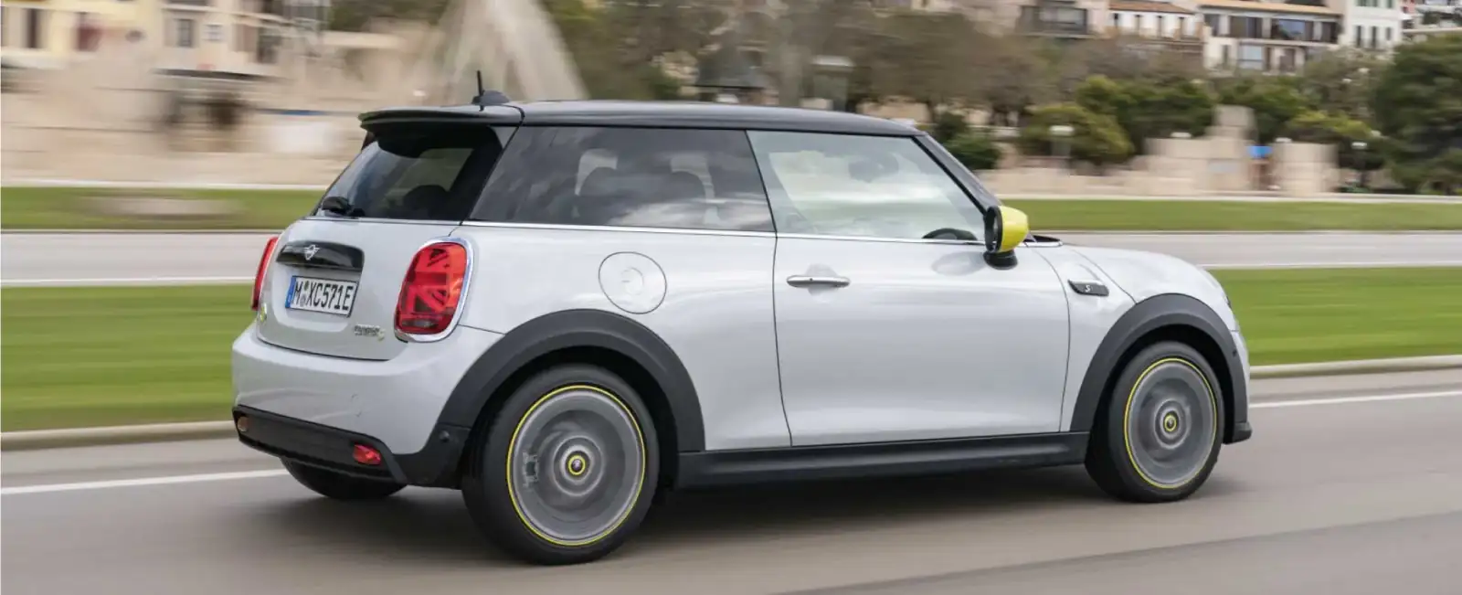 Vista lateral del Mini Cooper SE Eléctrico